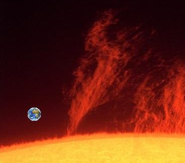 Montage aus Sonne mit Protuberanz (H-alpha-Aufnahme von Hans Eggendinger) mit Erde im Maßstab
